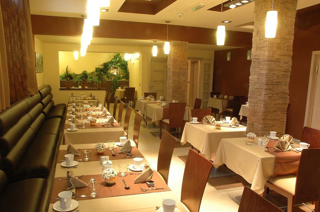 Garni Hotel Vigor - Ev Station Νόβι Σαντ Εστιατόριο φωτογραφία